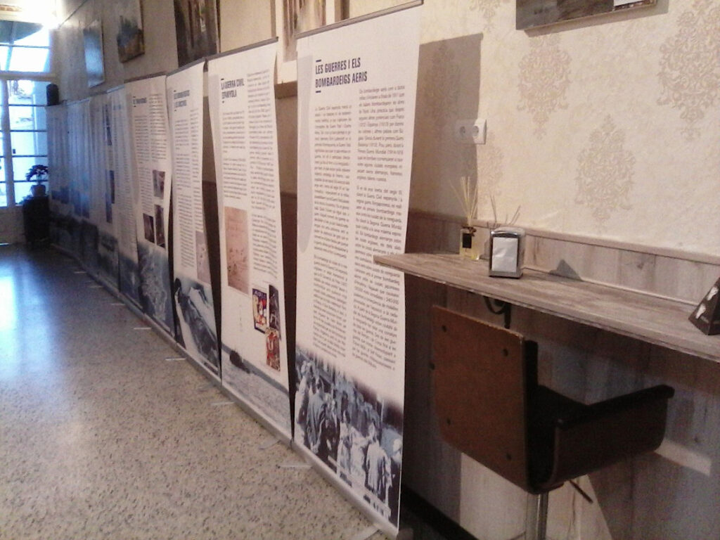 Exposició "Ruixats de foc" presentada al Centru, a Vila-seca