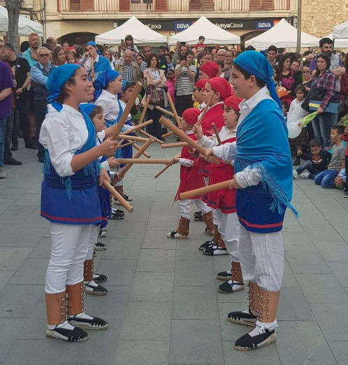 Fotografia de l'actuació de l'esbart per Sant Jordi